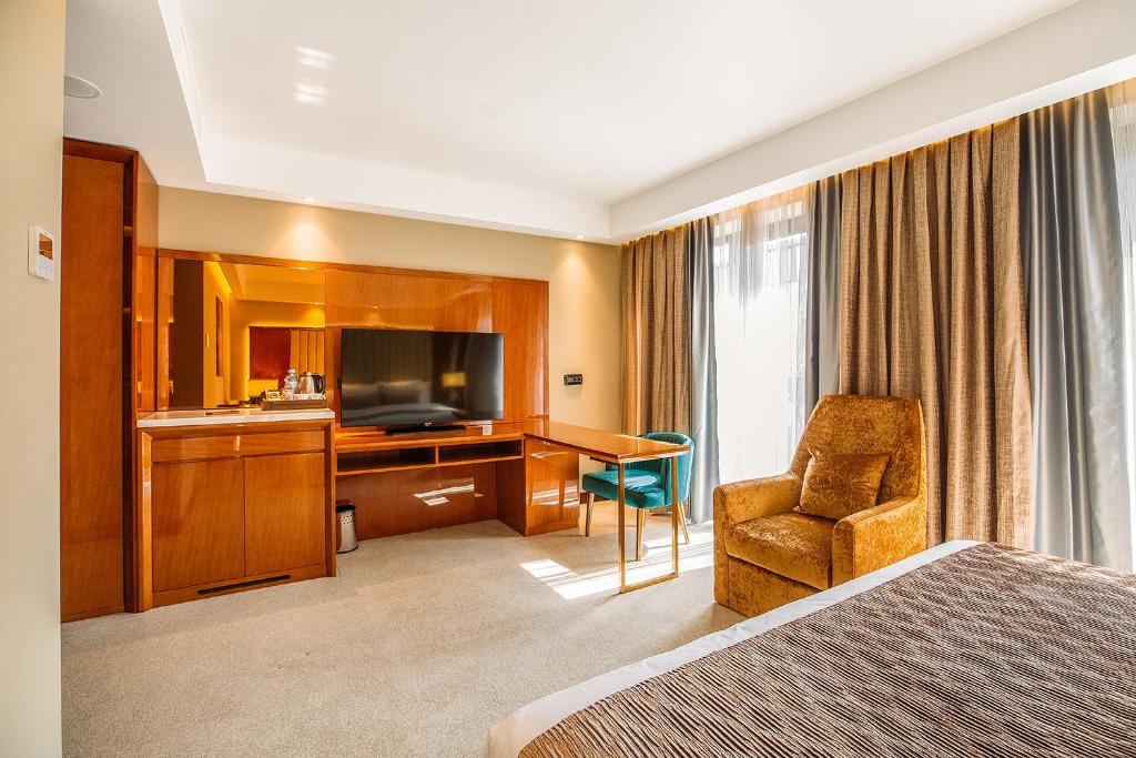 TV a/nebo společenská místnost v ubytování Marjan Plaza Hotel