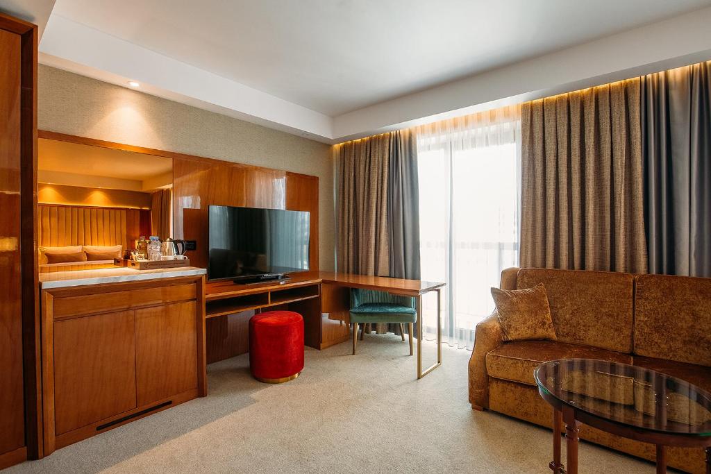 TV a/nebo společenská místnost v ubytování Marjan Plaza Hotel