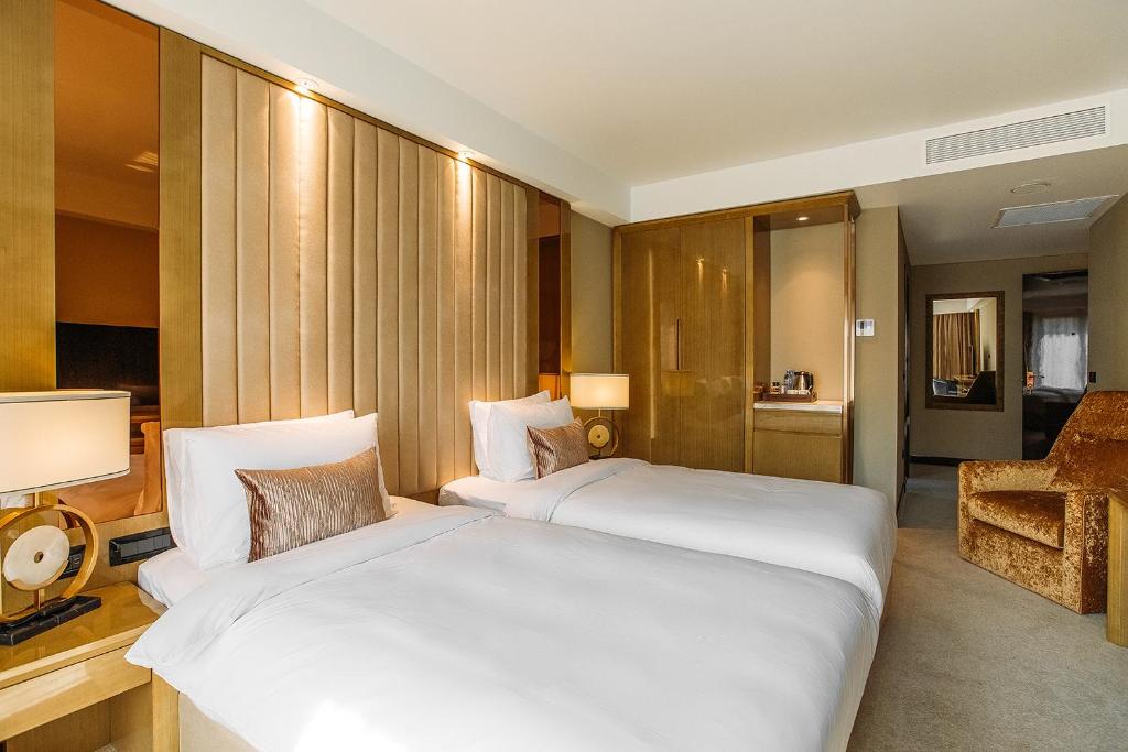 Postel nebo postele na pokoji v ubytování Marjan Plaza Hotel