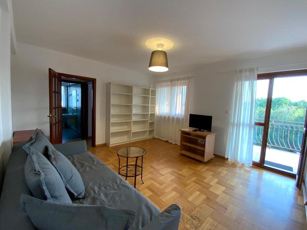 Televízia a/alebo spoločenská miestnosť v ubytovaní Villa Verona