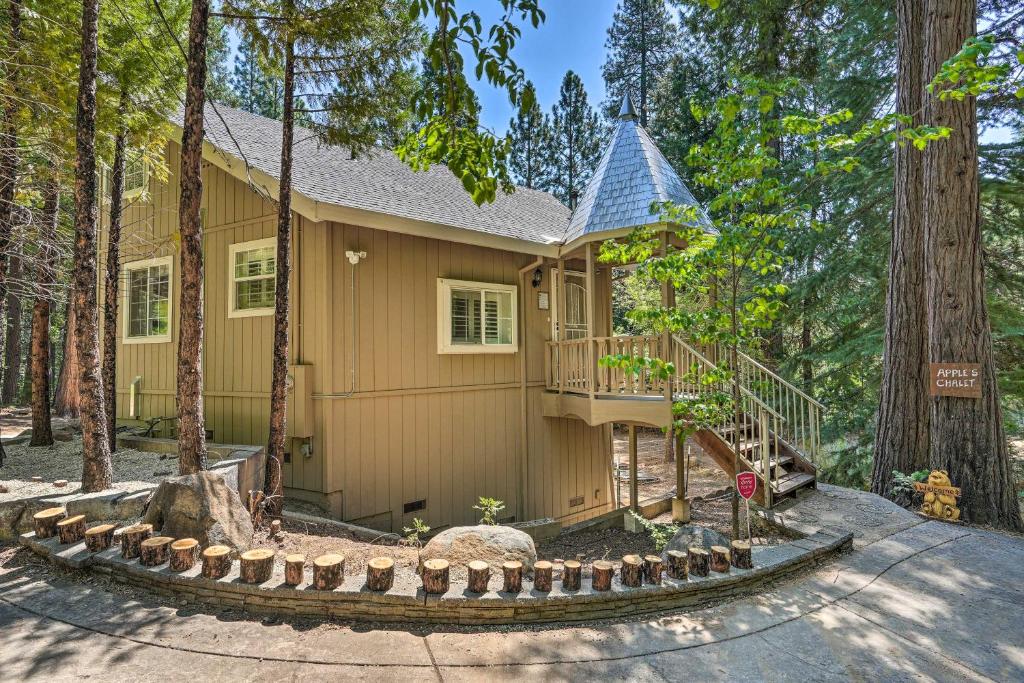 une maison dans les bois avec un escalier menant à celle-ci dans l'établissement Apples Chalet Less Than 1 Mi to Jenkinson Lake!, à Pollock Pines