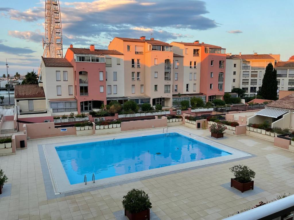 una gran piscina en la parte superior de un edificio en Cap d’Agde Centre port avec parking privé et belle vue port et mer en Cap d'Agde