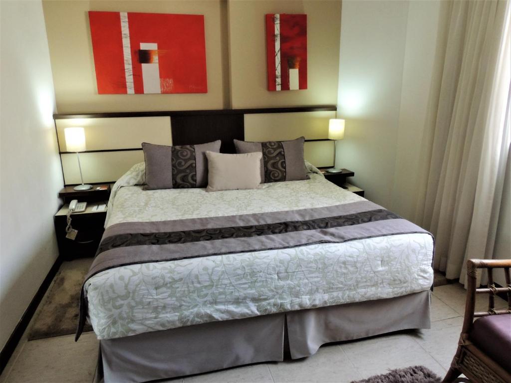 a bedroom with a large bed in a room at Mondrian Suite Hotel in São José dos Campos