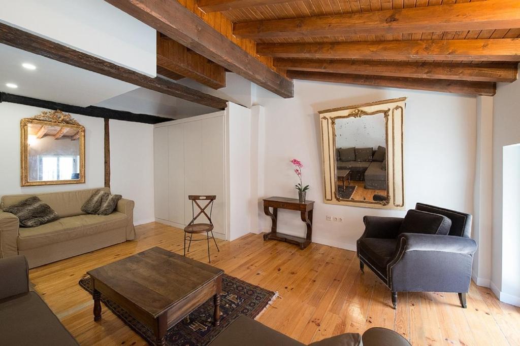 - un salon avec un canapé et une table dans l'établissement Heart of Pamplona Apartments I, à Pampelune