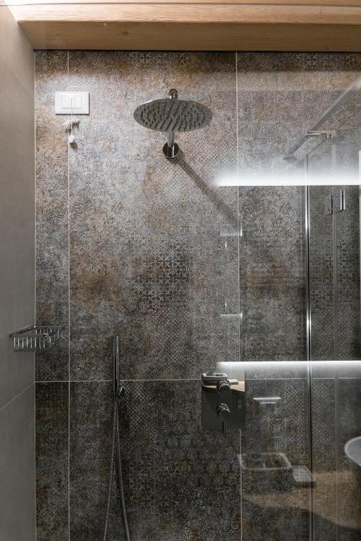 a bathroom with a shower with a glass door at Casa Vettor in Valdobbiadene