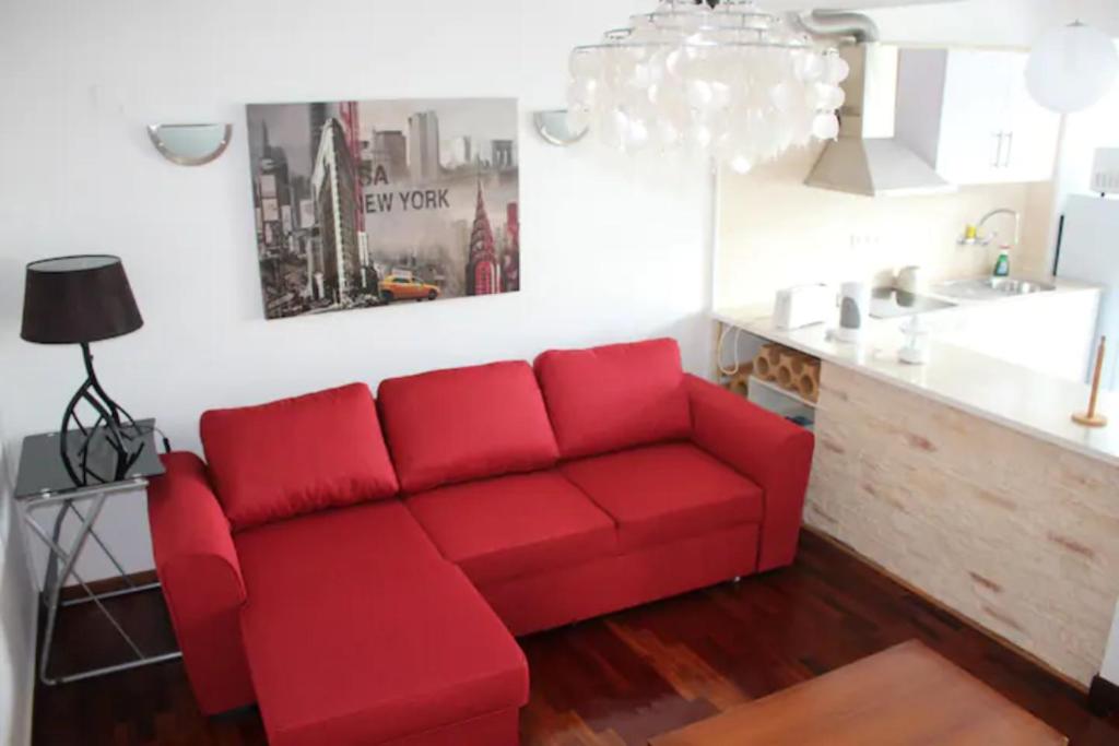 マシコにあるParadisMareのリビングルーム(赤いソファ、キッチン付)