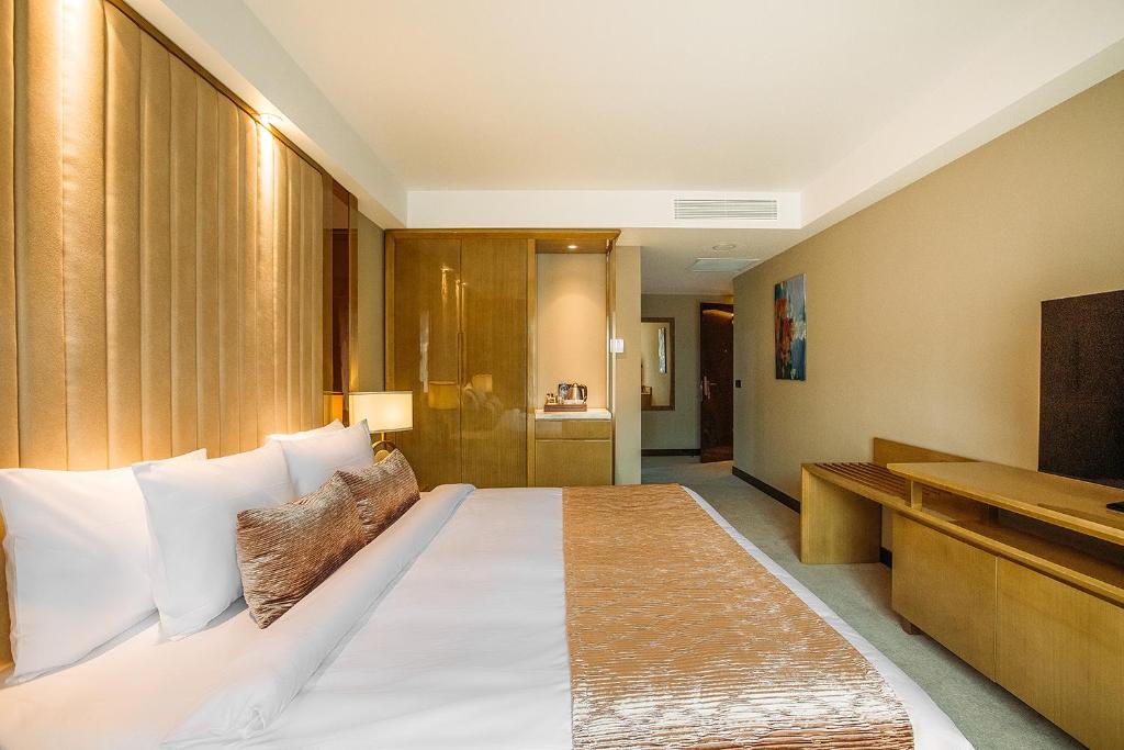 Postel nebo postele na pokoji v ubytování Marjan Plaza Hotel