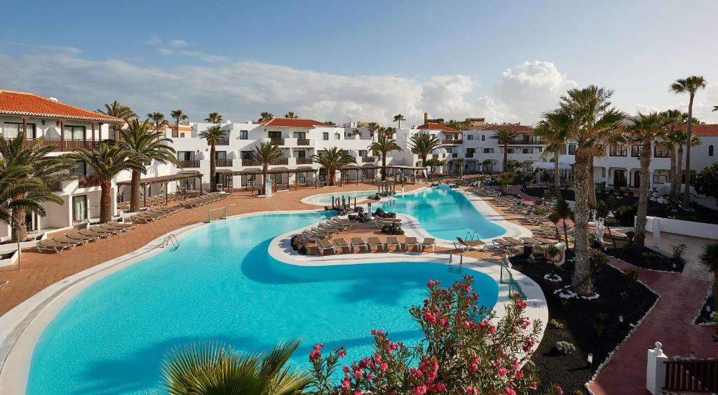 una vista aérea de una piscina en un complejo en Apartamentos Hesperia Bristol Playa en Corralejo