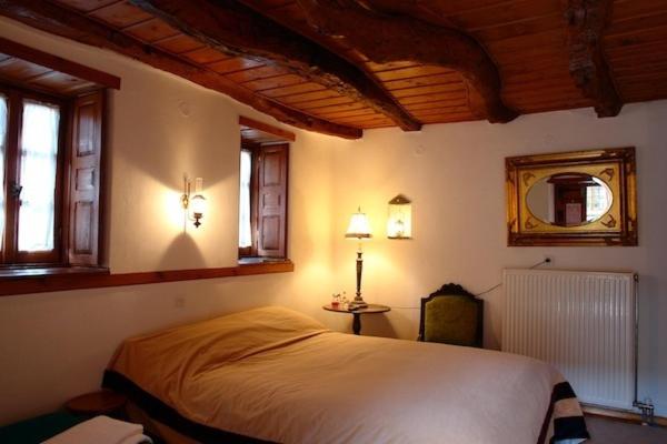 Postel nebo postele na pokoji v ubytování Traditional Rooms karaouli