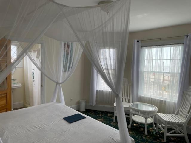 Postel nebo postele na pokoji v ubytování Hotel Macomber