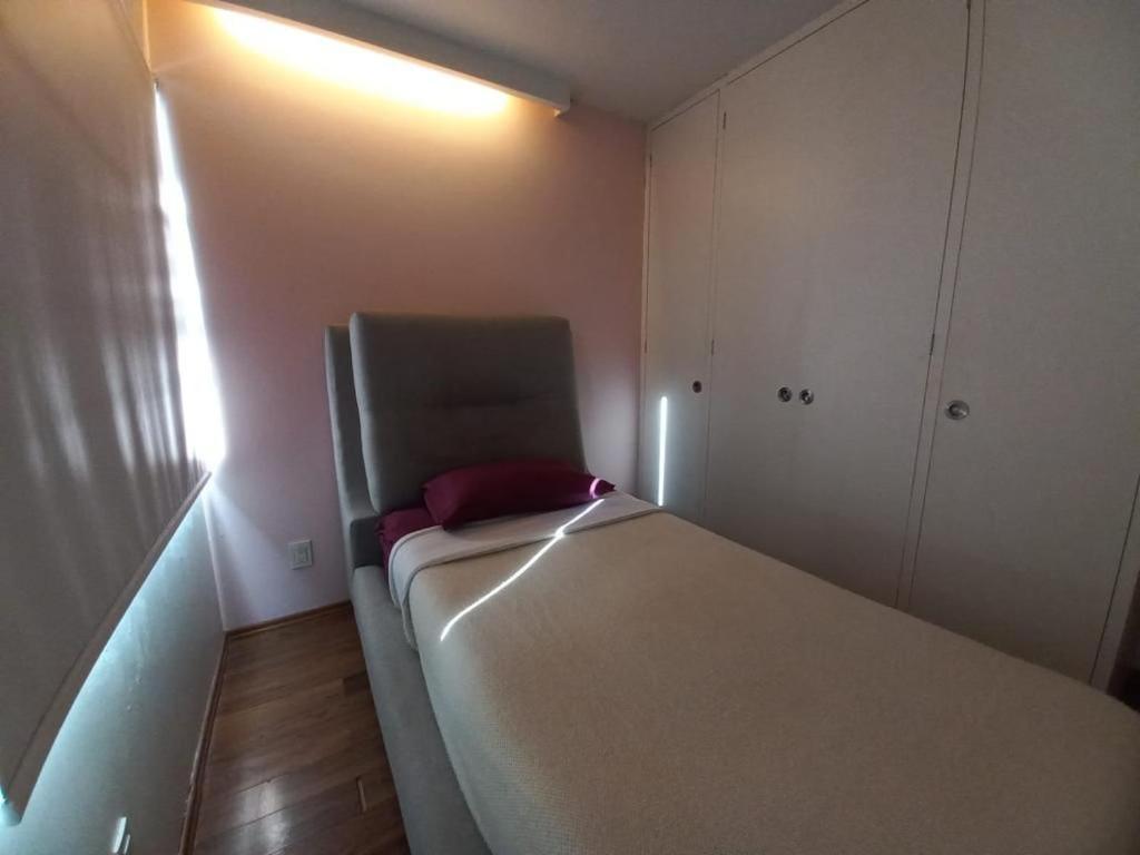 Nejapa Irrigación في مدينة ميكسيكو: غرفة نوم صغيرة مع سرير في غرفة