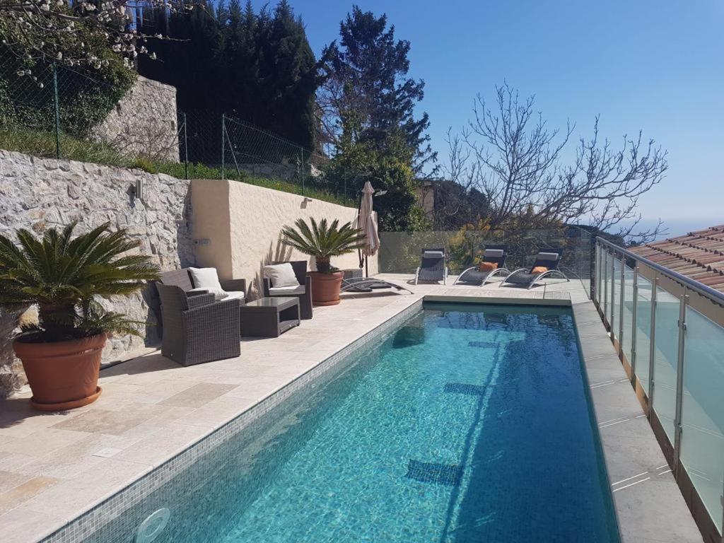 Bazén v ubytovaní Luxurious, Quiet, and Peaceful, 3 floor villa, 5km from Monaco alebo v jeho blízkosti