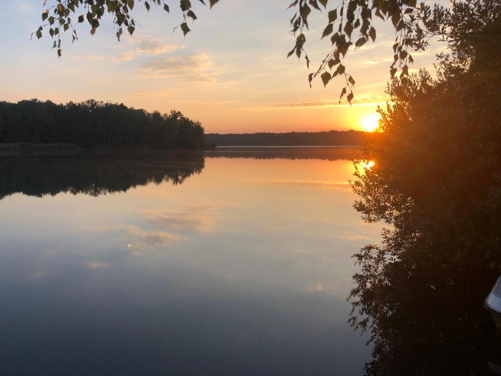 Blick auf einen See mit Sonnenuntergang in der Unterkunft Ferienwohnung Irma in Malschwitz