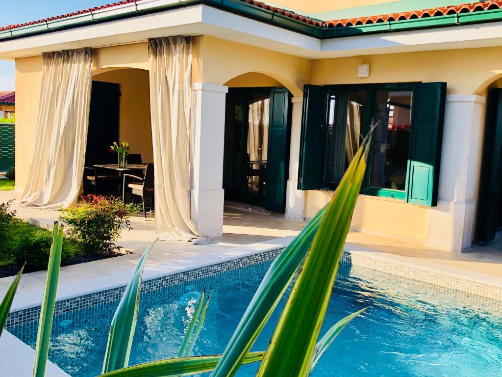 Swimmingpoolen hos eller tæt på Private Villa "San Servolo House" with sea view and private pool