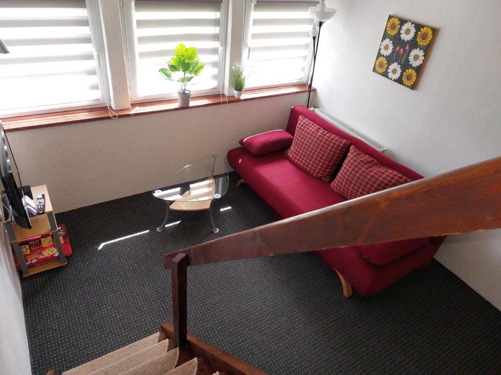 ボルテンハーゲンにあるSeesternのリビングルーム(赤いソファ、窓付)