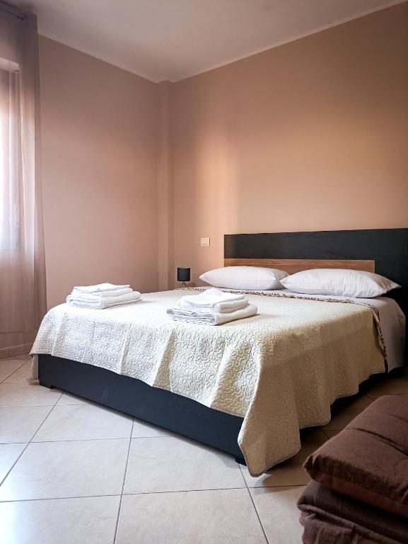 A bed or beds in a room at Domumontegrappa - Appartamento indipendente con giardino - Sestu