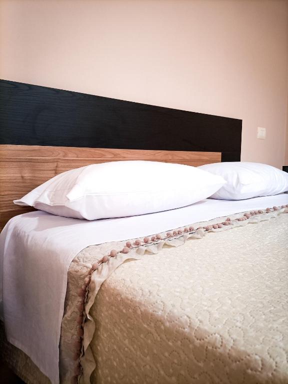 A bed or beds in a room at Domumontegrappa - Appartamento indipendente con giardino - Sestu