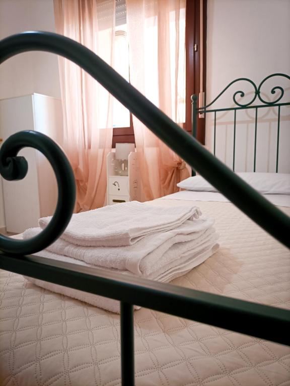 A bed or beds in a room at Domumontegrappa - Appartamento indipendente con giardino - Sestu