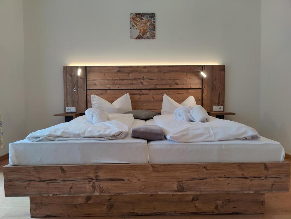 Postel nebo postele na pokoji v ubytování Ferien vom Ich, Bayerischer Wald, Hotel & Restaurant