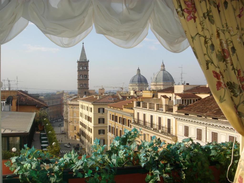 Nespecifikovaný výhled na destinaci Řím nebo výhled na město při pohledu z hotelu