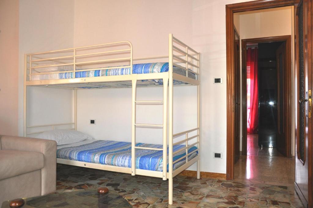 um quarto com 2 beliches num quarto em VIALE REPUBBLICA 329 9 em Pietra Ligure