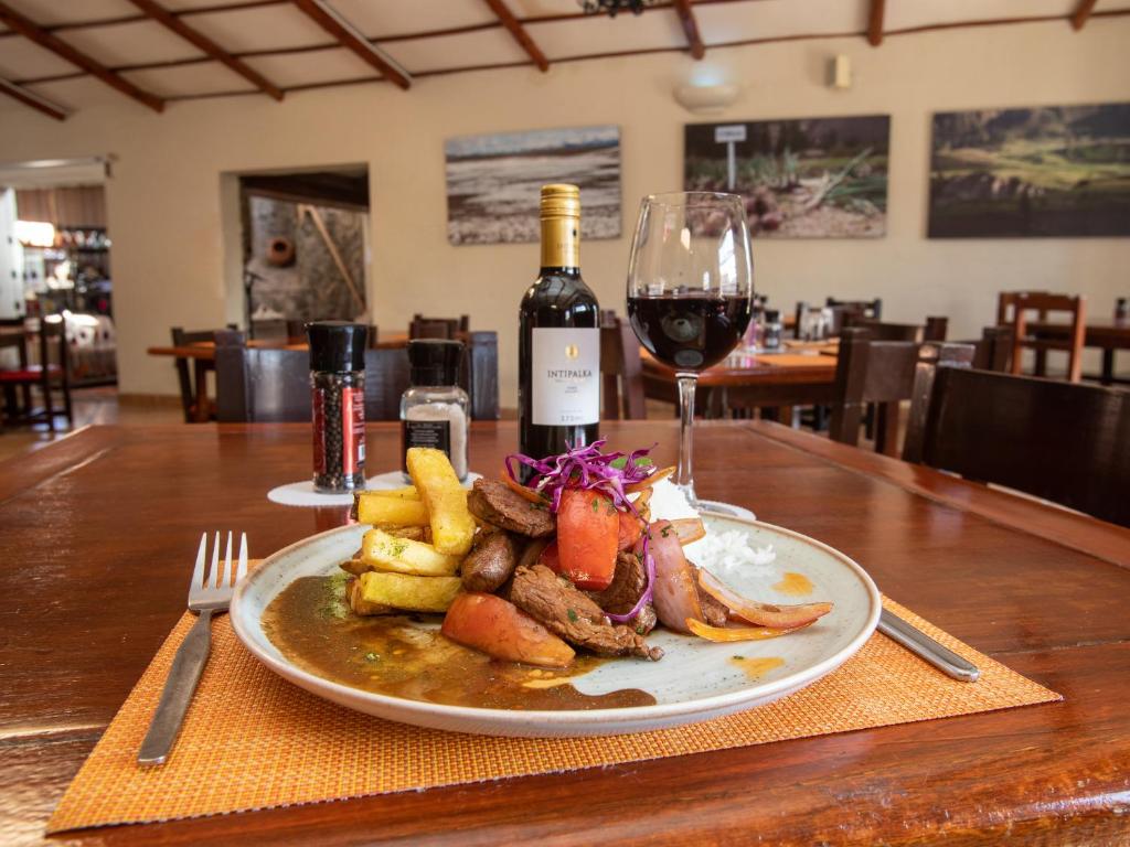 Comida en o cerca de este hotel