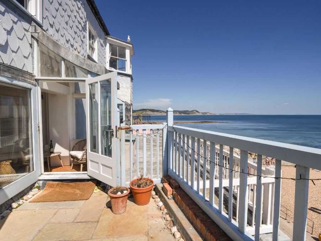 een balkon met uitzicht op de oceaan bij Bell Cliff House in Lyme Regis