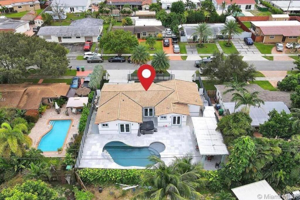eine Luftansicht eines Hauses mit einem roten Marker darauf in der Unterkunft Miami House with Hot Pool-spa & Pool table L48 in Hialeah