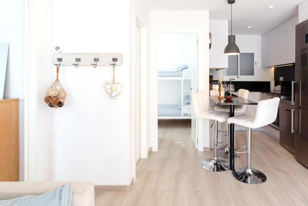 Kuchyňa alebo kuchynka v ubytovaní Charming apartment in Llafranc - city view, 70 m²