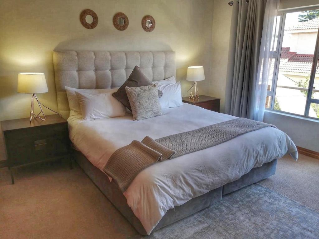 Una cama o camas en una habitación de The Monte Carlo