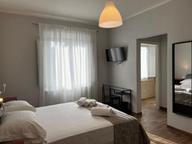 een slaapkamer met een bed met handdoeken erop bij We Love Tower Self Check-In in Pisa