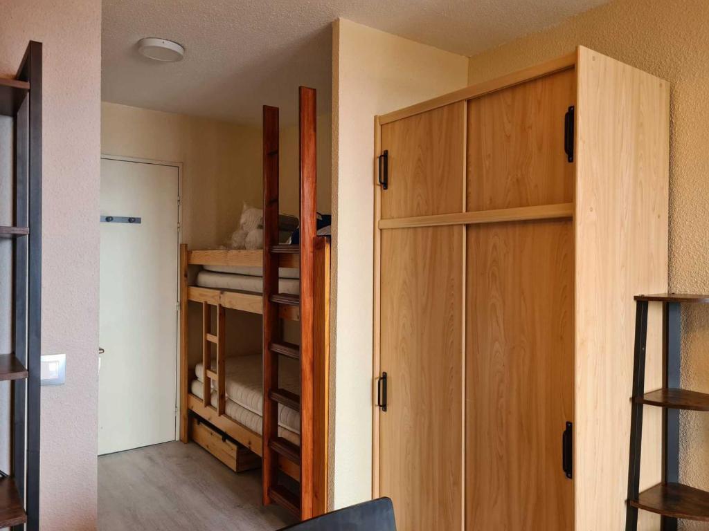 Posteľ alebo postele v izbe v ubytovaní Appartement plein centre, 4 pers, skis aux pieds, balcon, ascenseur - FR-1-346-518