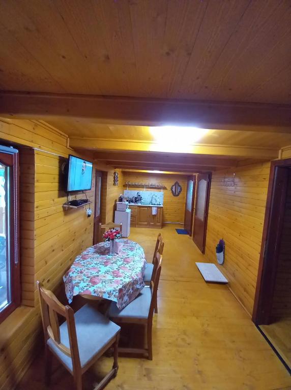Televízia a/alebo spoločenská miestnosť v ubytovaní Hobby Vendégház