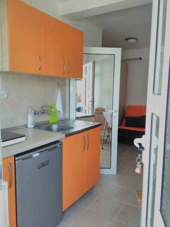 Kuchyň nebo kuchyňský kout v ubytování Sea view house Zagradje