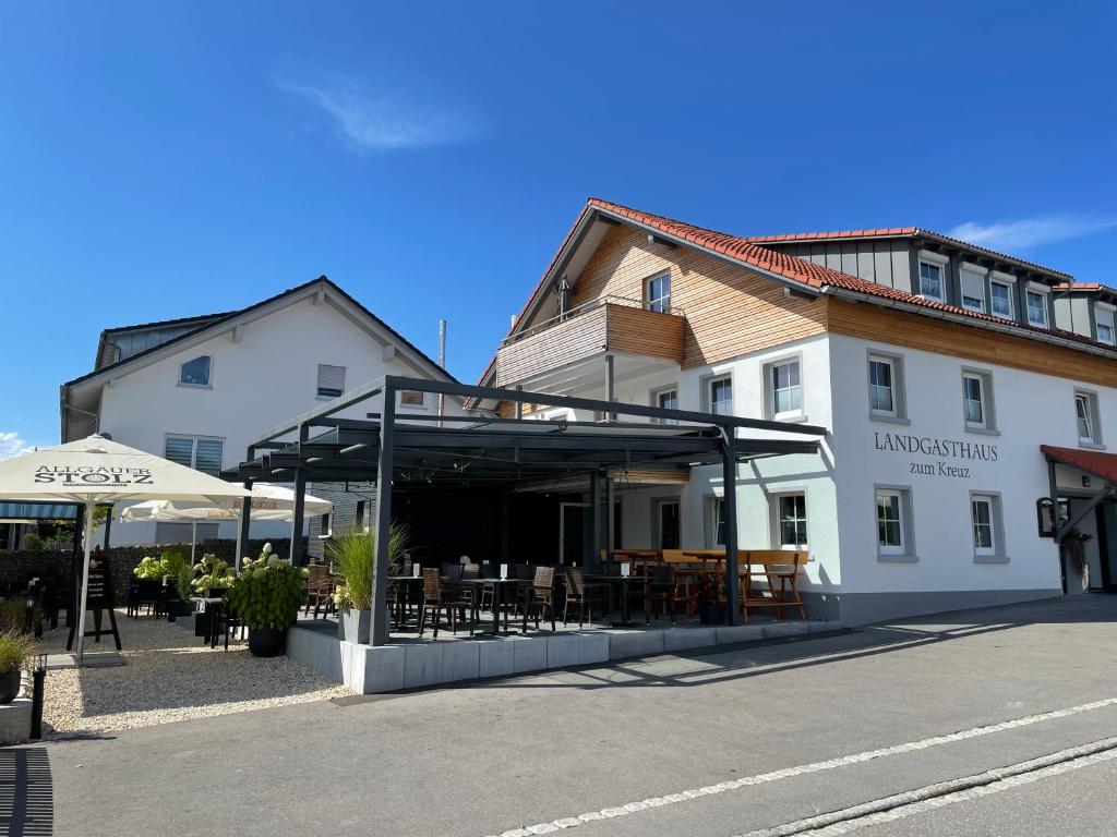 een gebouw met een restaurant ervoor bij Landgasthaus zum Kreuz GbR in Isny im Allgäu