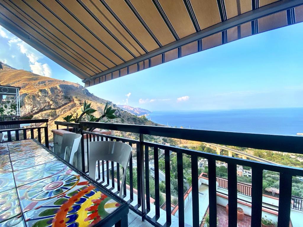 balkon z widokiem na ocean w obiekcie Blue Marine Taormina w Taominie