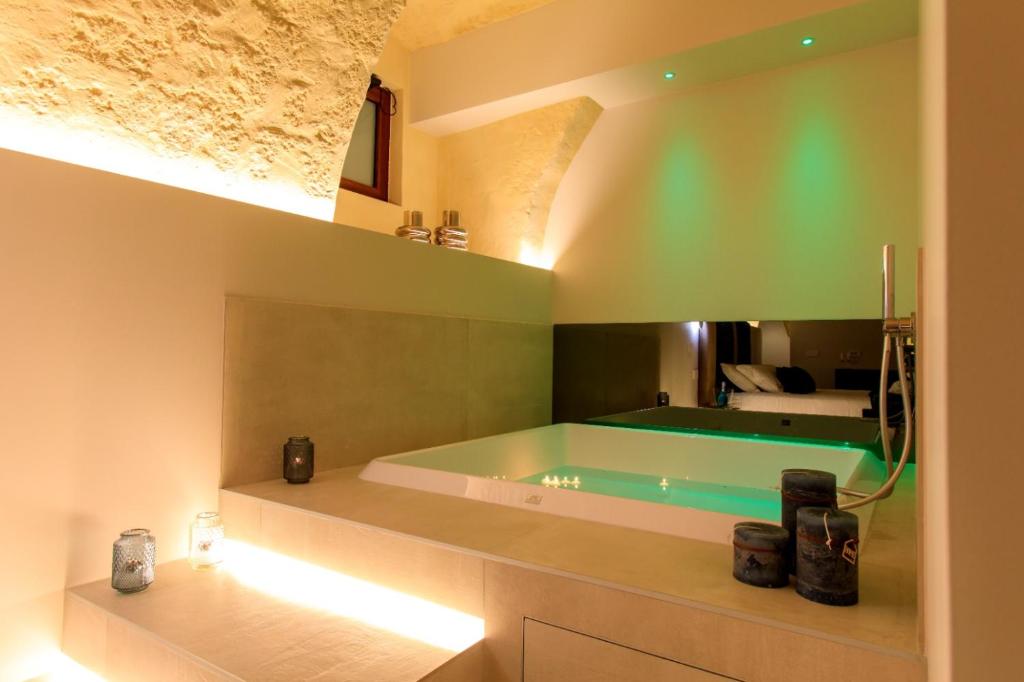 baño con piscina en una casa en Iris Luxury Suite, en Altamura