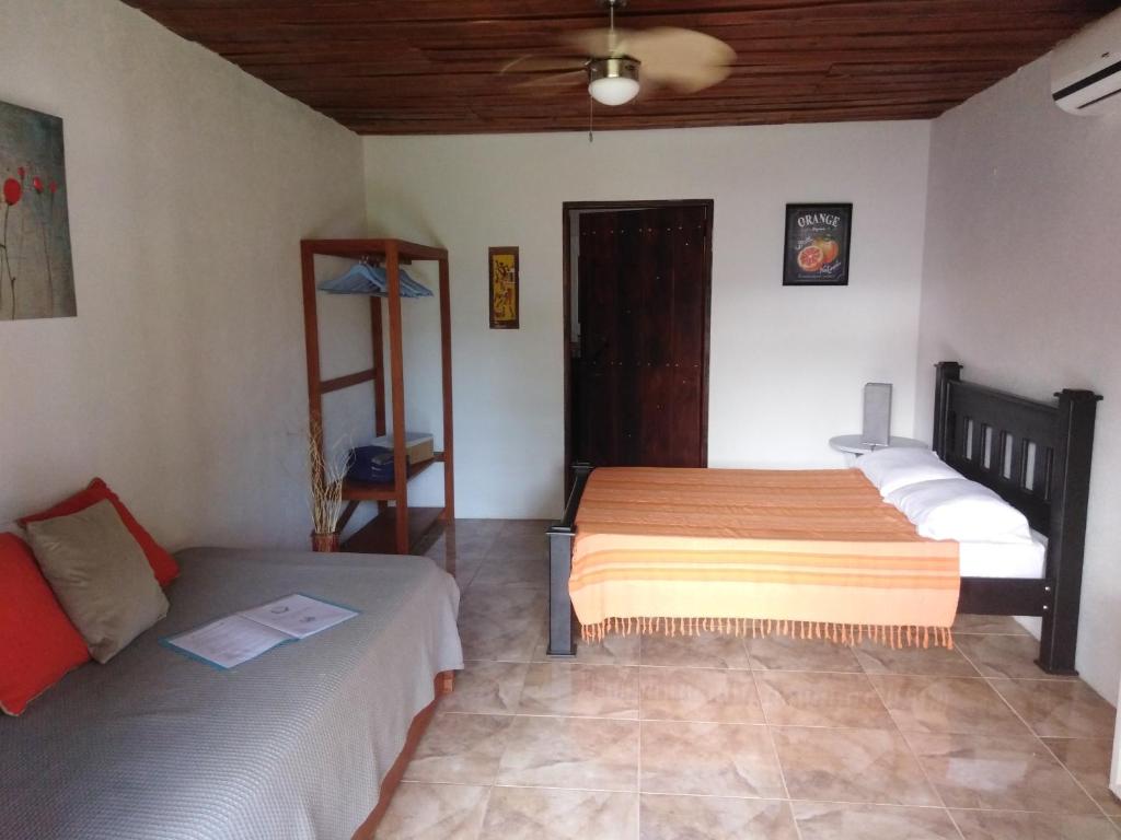 a bedroom with two beds and a ceiling at Villa Sueño Potrero in Potrero