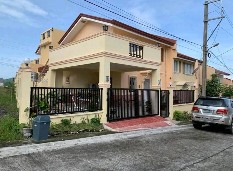 uma casa com um carro estacionado em frente em Delightful House in the Heart of Legazpi, Albay. em Legazpi
