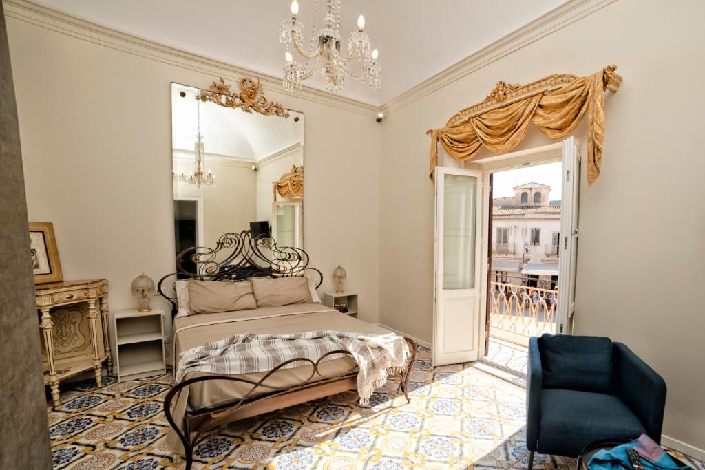 una camera con letto, specchio e sedia di Cave Bianche Apartments a Favignana