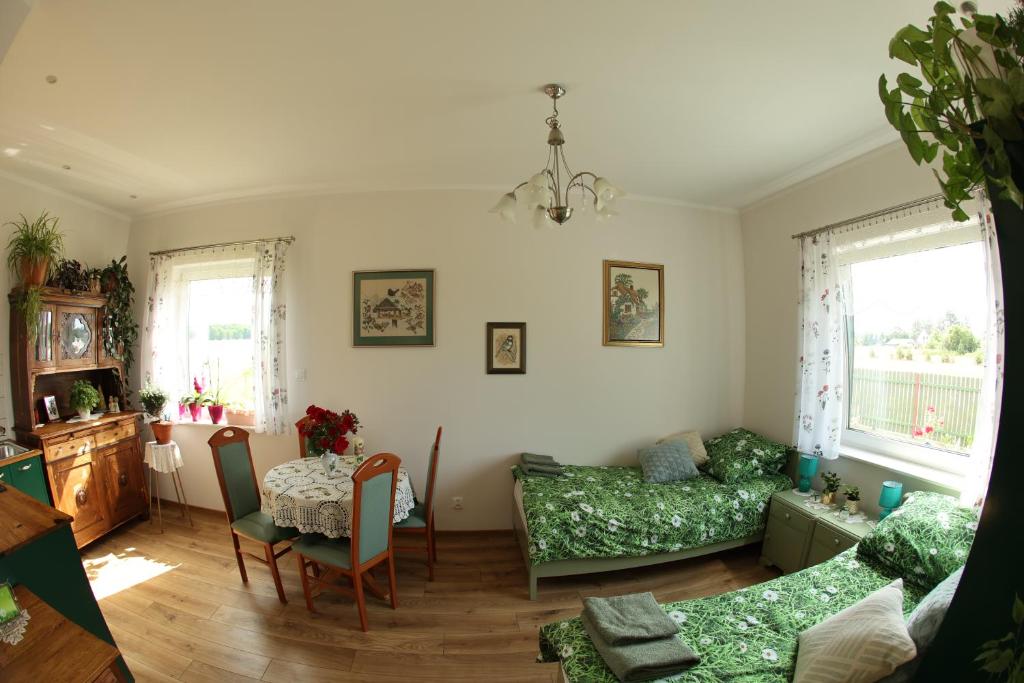 ein Wohnzimmer mit einem Sofa und einem Tisch in der Unterkunft Zielona Przystań in Boruja