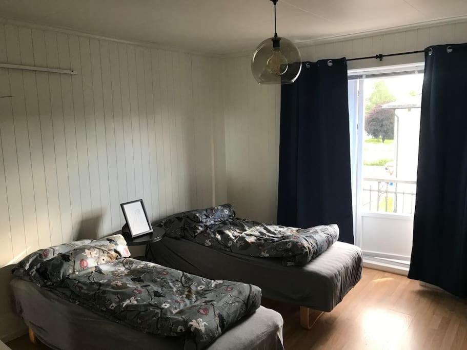 Ένα ή περισσότερα κρεβάτια σε δωμάτιο στο Stort hus i Porsgrunn sentrum med raskt, pålitelig internett og gratis parkering