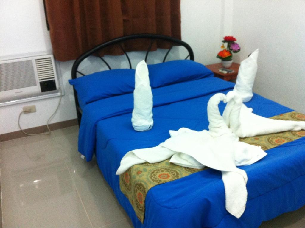 um quarto com 2 camas e toalhas em Rullan Apartelle em Anda
