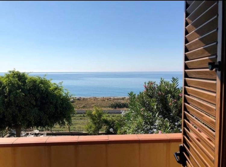 Blick auf den Ozean von einem Fenster des Hauses in der Unterkunft Appartamento fronte mare in Brancaleone Marina