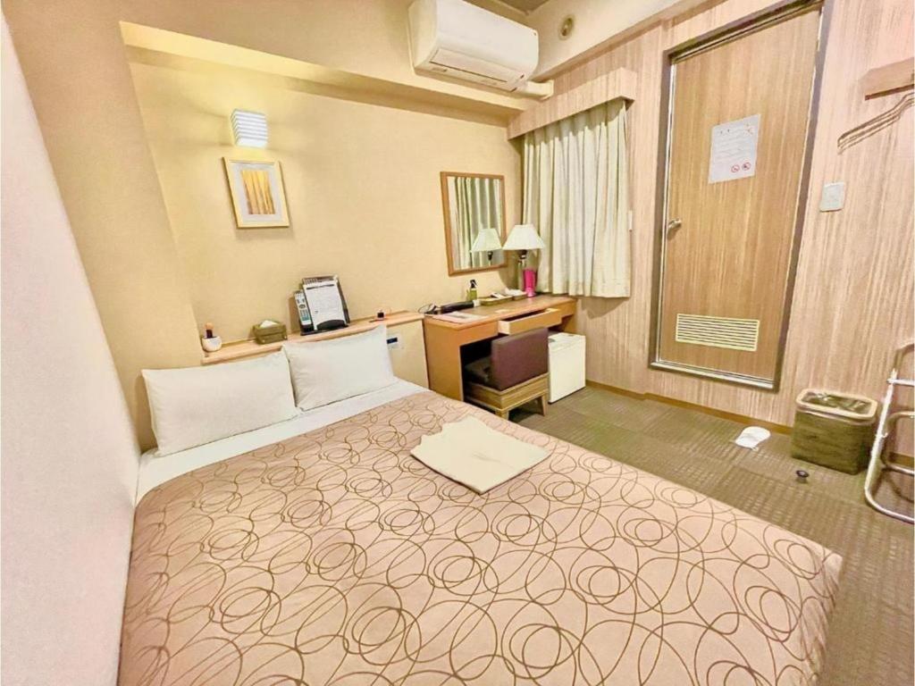 Habitación de hotel con cama y escritorio en HOTEL RELIEF Kokura Station - Vacation STAY 34061v, en Kitakyushu