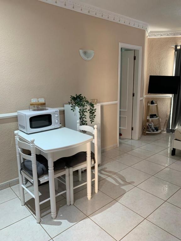 A kitchen or kitchenette at ¡ENCANTADOR ESTUDIO CON VISTAS! Edificio Albatros