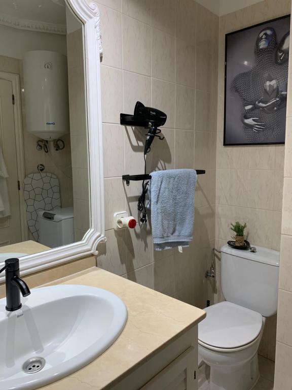 A bathroom at ¡ENCANTADOR ESTUDIO CON VISTAS! Edificio Albatros