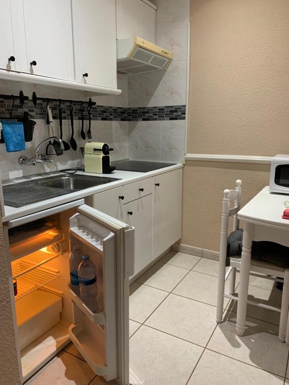 A kitchen or kitchenette at ¡ENCANTADOR ESTUDIO CON VISTAS! Edificio Albatros