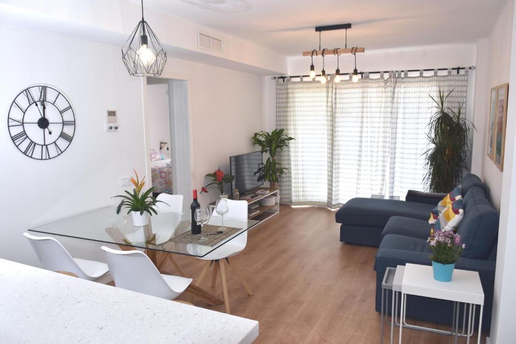 - un salon avec une table et un canapé bleu dans l'établissement Spectacular Apartment 8 pax/4 rooms & Free Parking, à Malaga