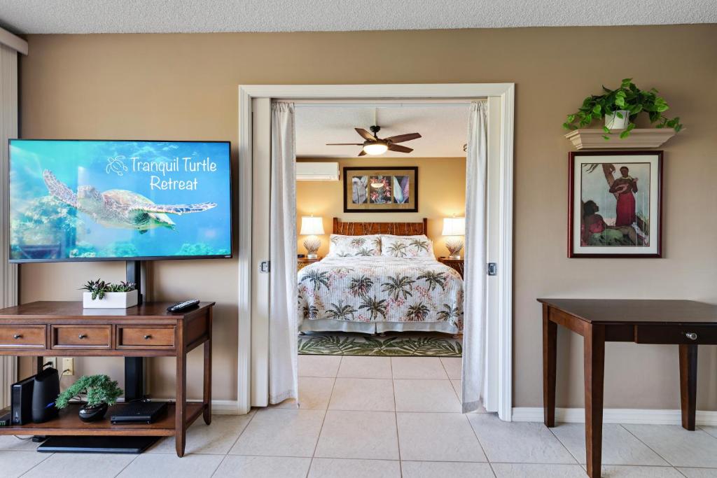 TV a/nebo společenská místnost v ubytování Maui Banyan H311 1BD 2BA 3 min walk to the beach in the Heart of South Kihei!